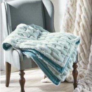 La Parisienne Faux Fur Throw - NWT